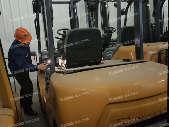 徐工XCB-L30電動平衡重叉車