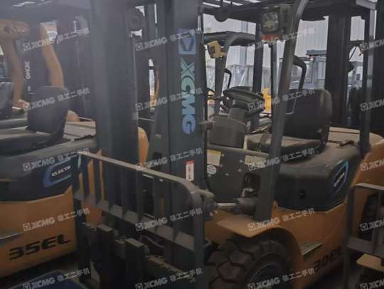 徐工XCB-L30電動平衡重叉車