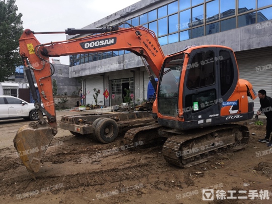 斗山DX75履带式挖掘机