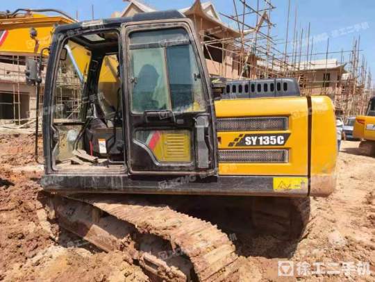 三一重工SY135履带式挖掘机