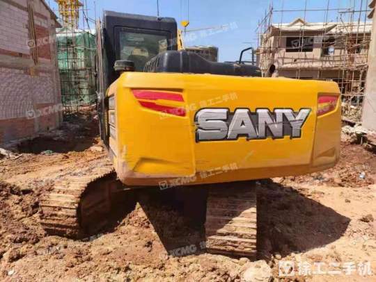 三一重工SY135履带式挖掘机