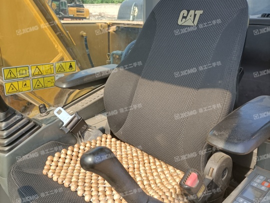 卡特彼勒320D2履帶式挖掘機