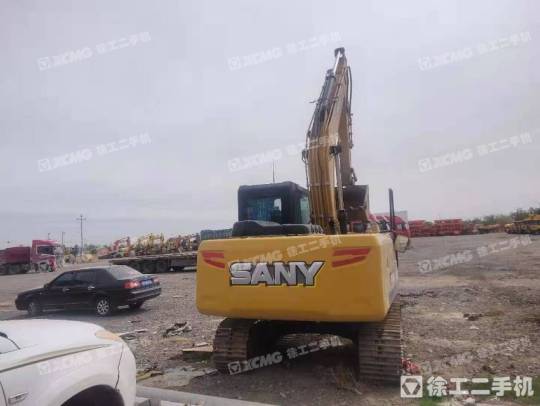 三一重工SY135履带式挖掘机