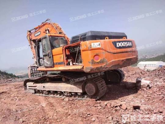 斗山DX380履带式挖掘机