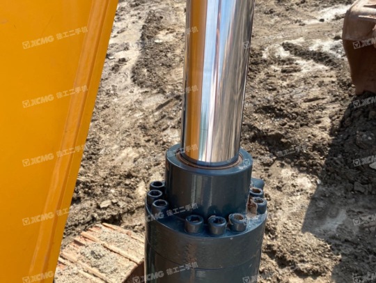 现代R215履带式挖掘机