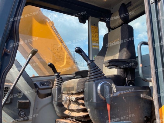 现代R215履带式挖掘机