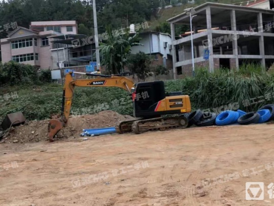 三一重工SY135履带式挖掘机