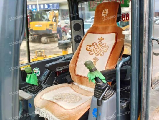 现代R60履带式挖掘机