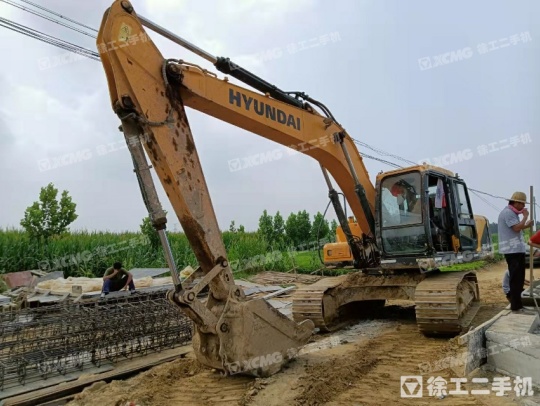 现代R215履带式挖掘机