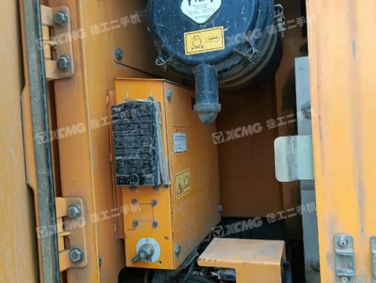 现代R215履带式挖掘机