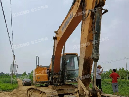 现代R215履带式挖掘机