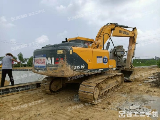 现代R215履带式挖掘机