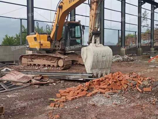 现代R215履带式挖掘机