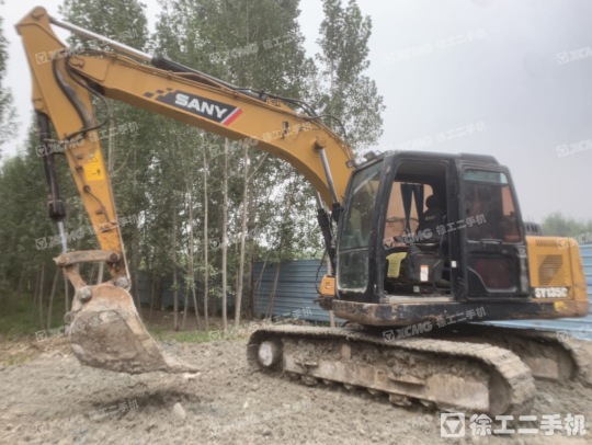 三一重工SY135履带式挖掘机