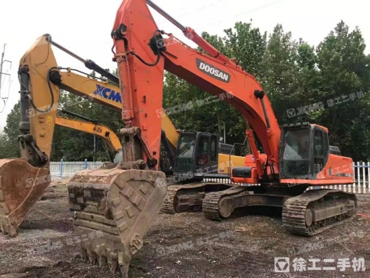 斗山DX380履带式挖掘机