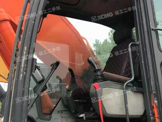 斗山DX380履带式挖掘机