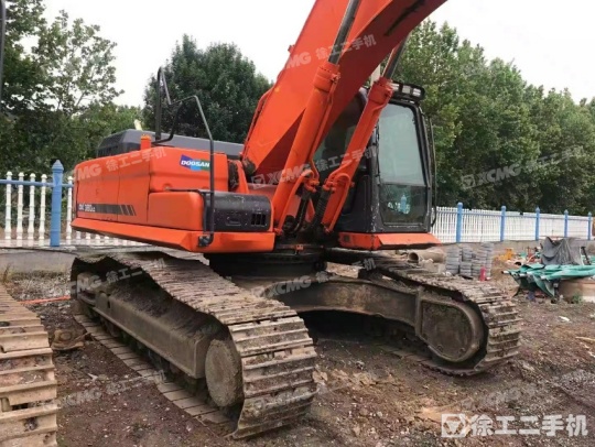 斗山DX380履带式挖掘机