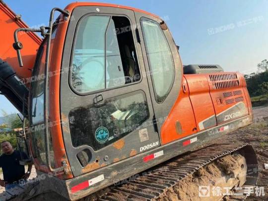 斗山DH220履带式挖掘机