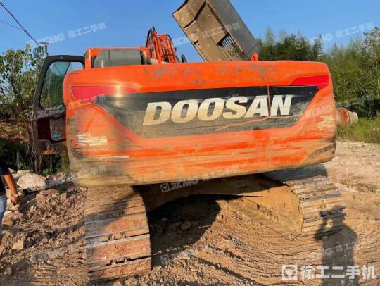 斗山DH220履带式挖掘机