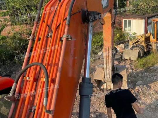 斗山DH220履带式挖掘机