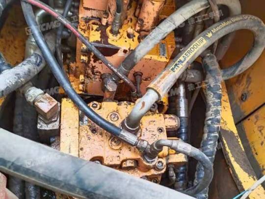 现代R225履带式挖掘机