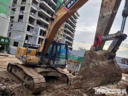 三一重工SY215履带式挖掘机