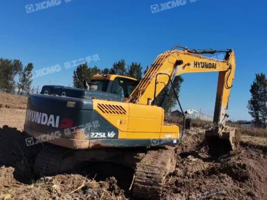 现代R225履带式挖掘机