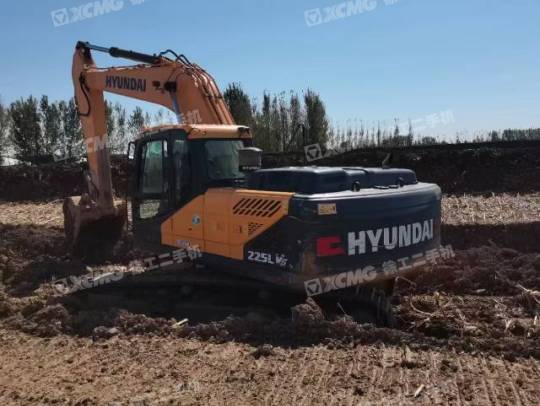 现代R225履带式挖掘机