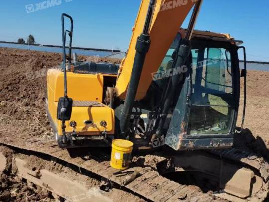 现代R225履带式挖掘机