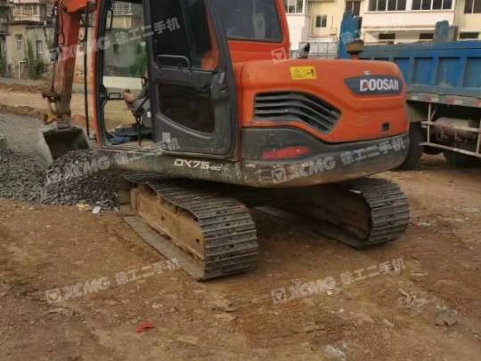 斗山DX75履带式挖掘机