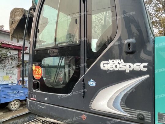 神钢SK75履带式挖掘机