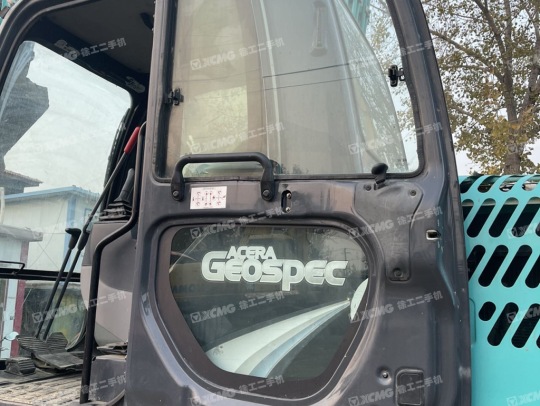 神钢SK75履带式挖掘机