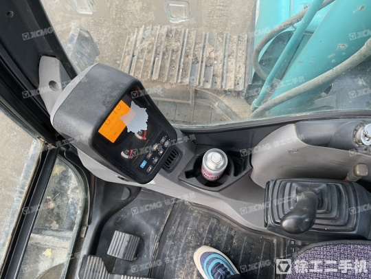 神钢SK75履带式挖掘机