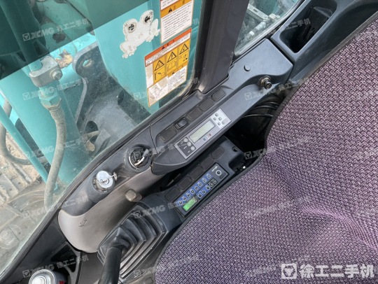 神钢SK75履带式挖掘机