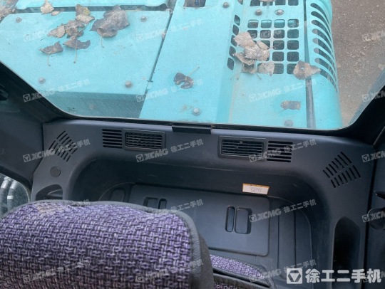 神钢SK75履带式挖掘机