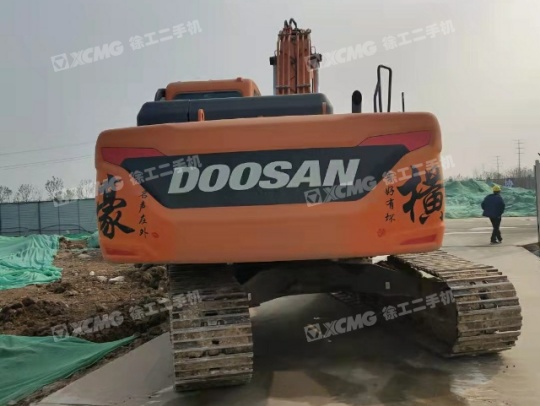 斗山DH220履带式挖掘机