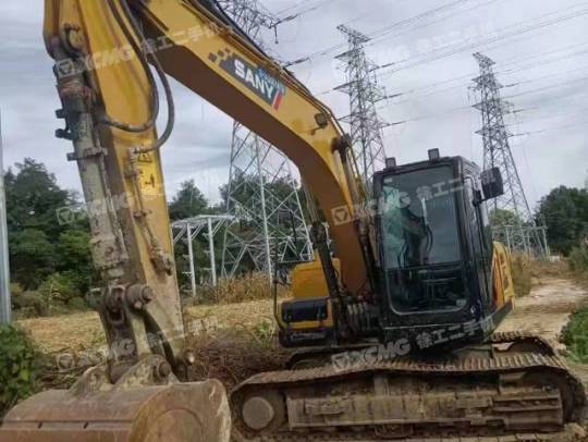 三一重工SY135履带式挖掘机