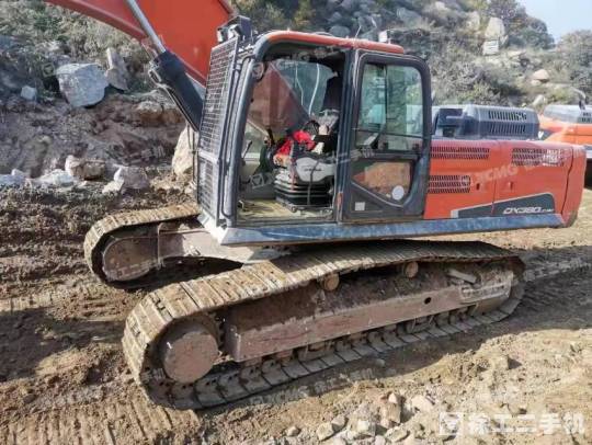 斗山DX380履带式挖掘机