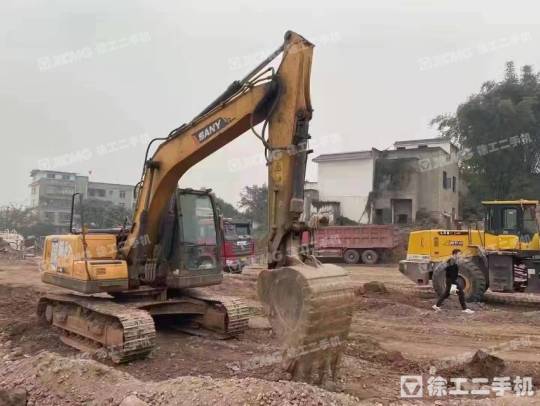 三一重工SY135履带式挖掘机