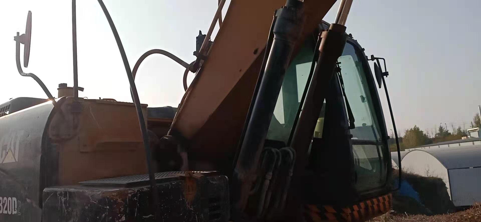 卡特彼勒320D2履帶式挖掘機