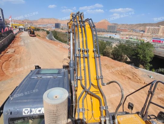 徐工XE380DK履带式挖掘机