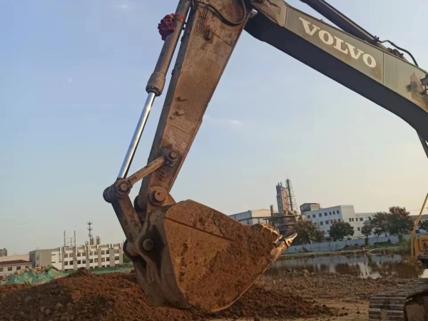 沃尔沃EC210履带式挖掘机