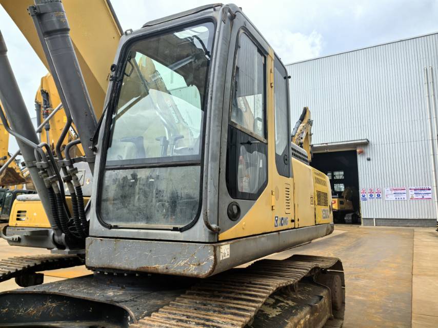 徐工XE300C履带式挖掘机