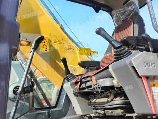 徐工XE270DK履帶式挖掘機