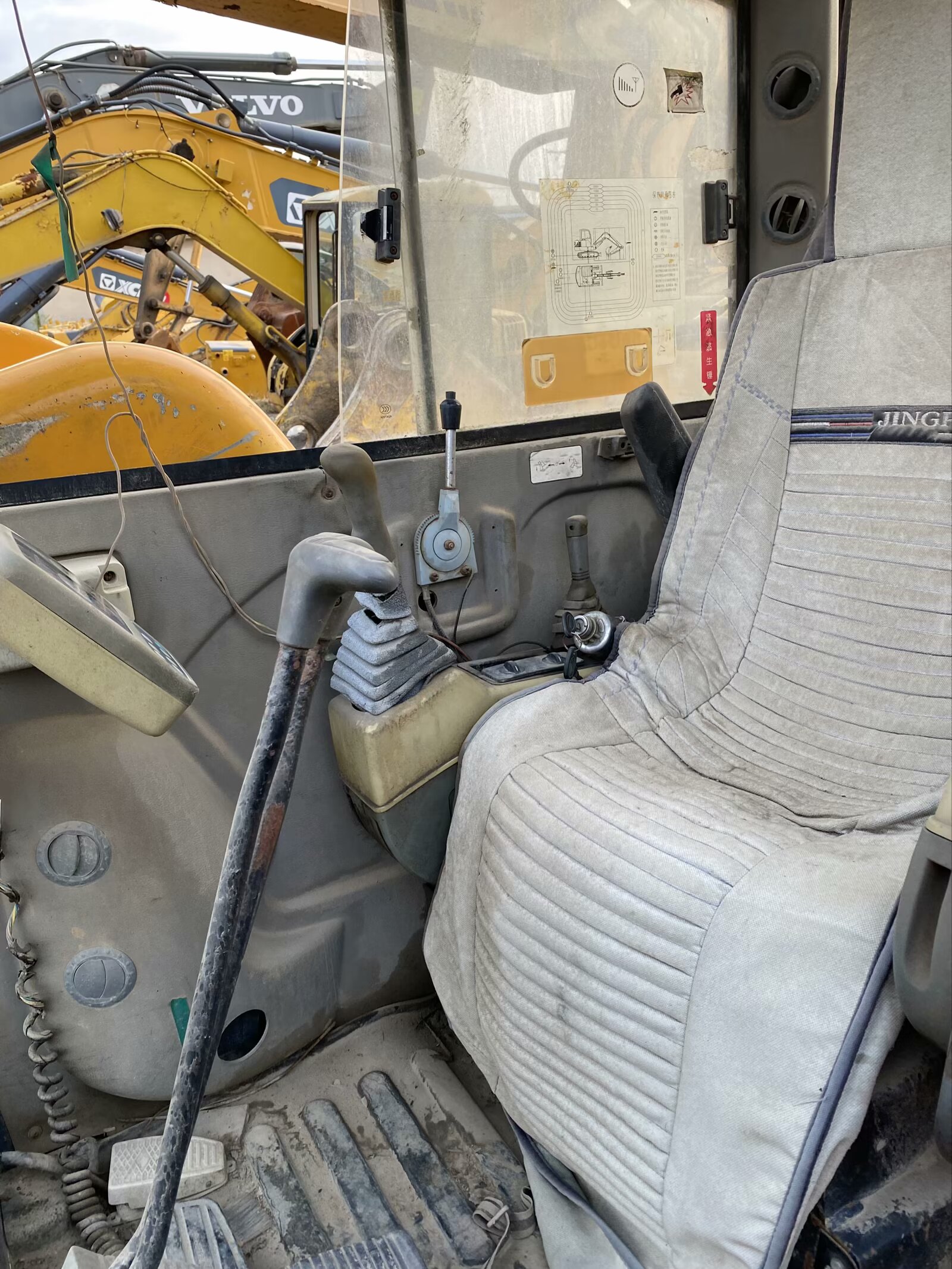 雷沃重工FR60-7履帶式挖掘機