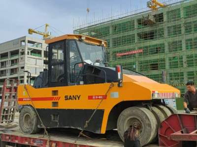 三一重工SPR300-5轮胎压路机