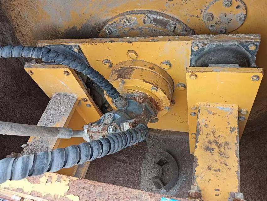 山推SR22轮胎压路机