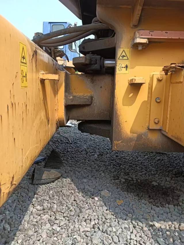 山推SR22轮胎压路机