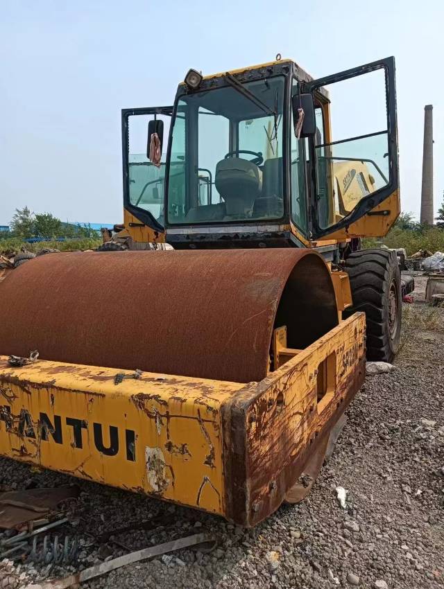 山推SR22轮胎压路机
