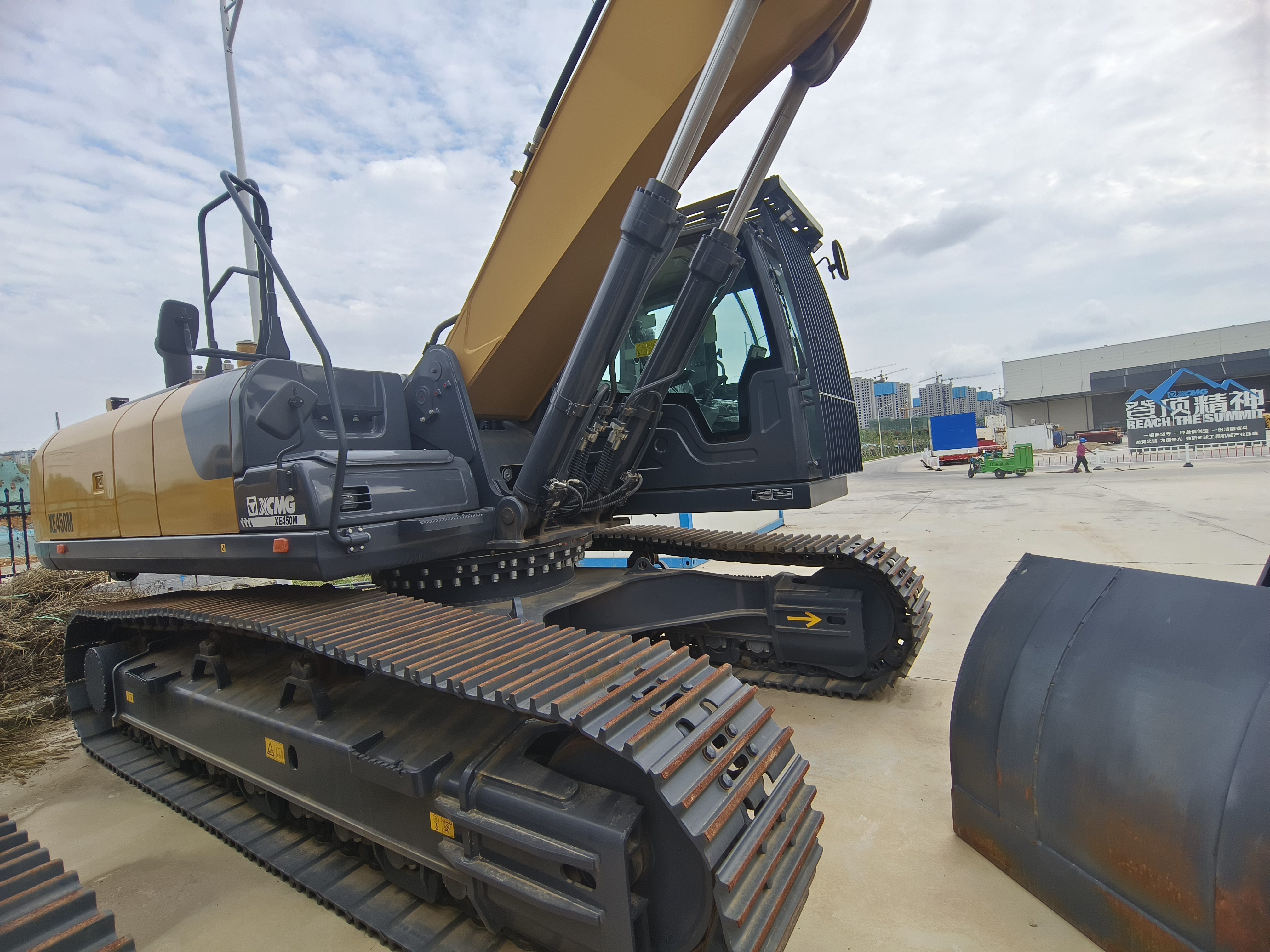徐工XE450M抓料机履带式挖掘机